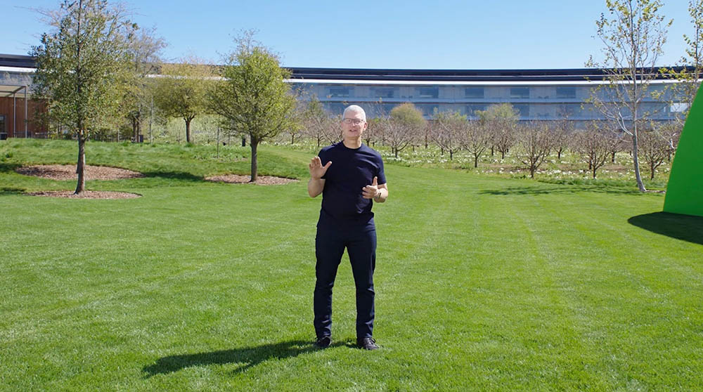 Tim Cook op Apple Park tijdens Spring Loaded