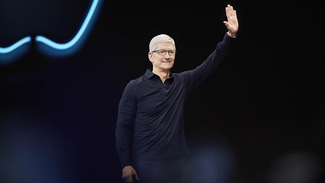 Tim Cook blij zwaaiend