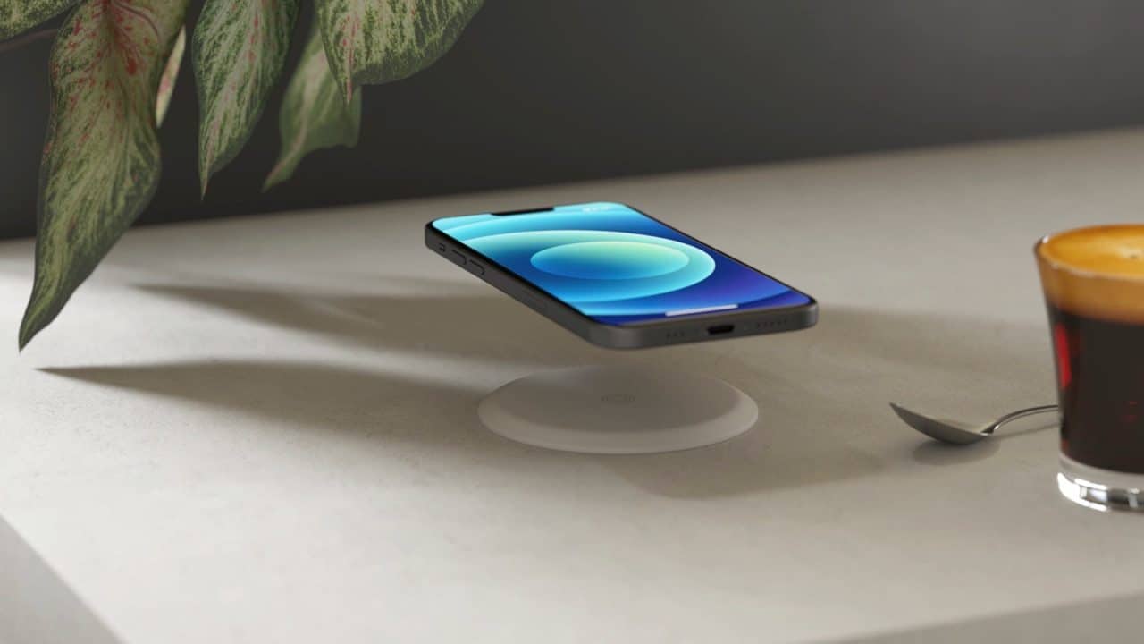 Zens Built-in Wireless Charger met iPhone 12.