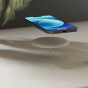 Zens Built-in Wireless Charger met gaatje in bureau.