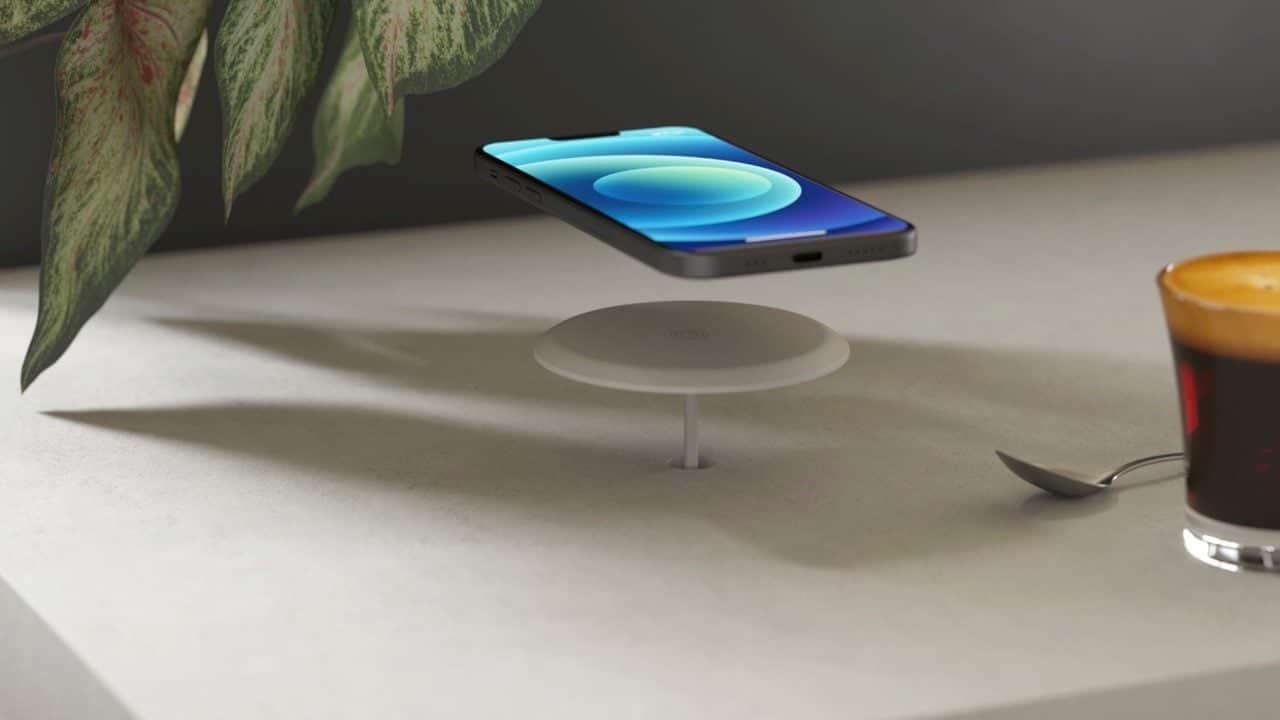 Zens Built-in Wireless Charger met gaatje in bureau.