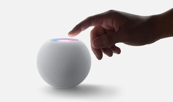 HomePod mini hand