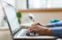 Handen typen op MacBook-toetsenbord