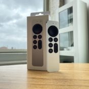 Siri Remote 2021 review met doos.