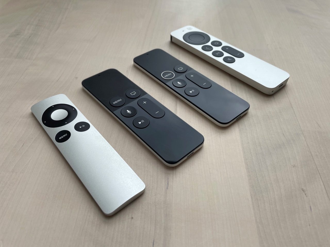 Generaties Siri Remote en Apple TV-afstandsbediening.