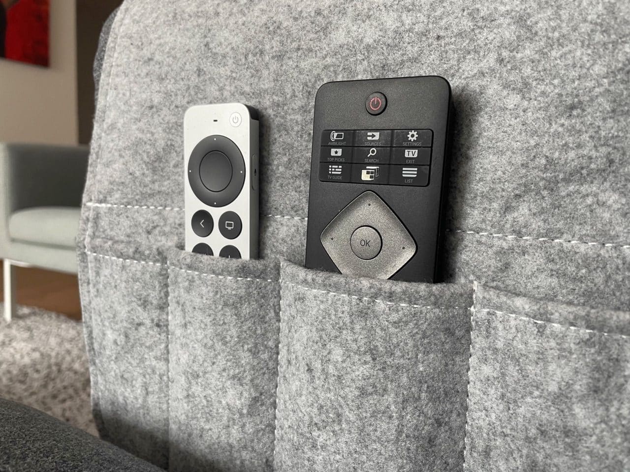 Siri Remote 2021 review: opbergen in een armleuning.