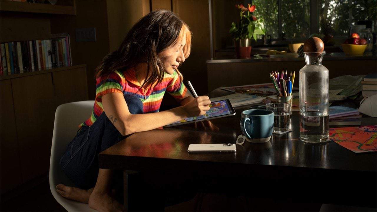 Vrouw met iPad en Apple Pencil