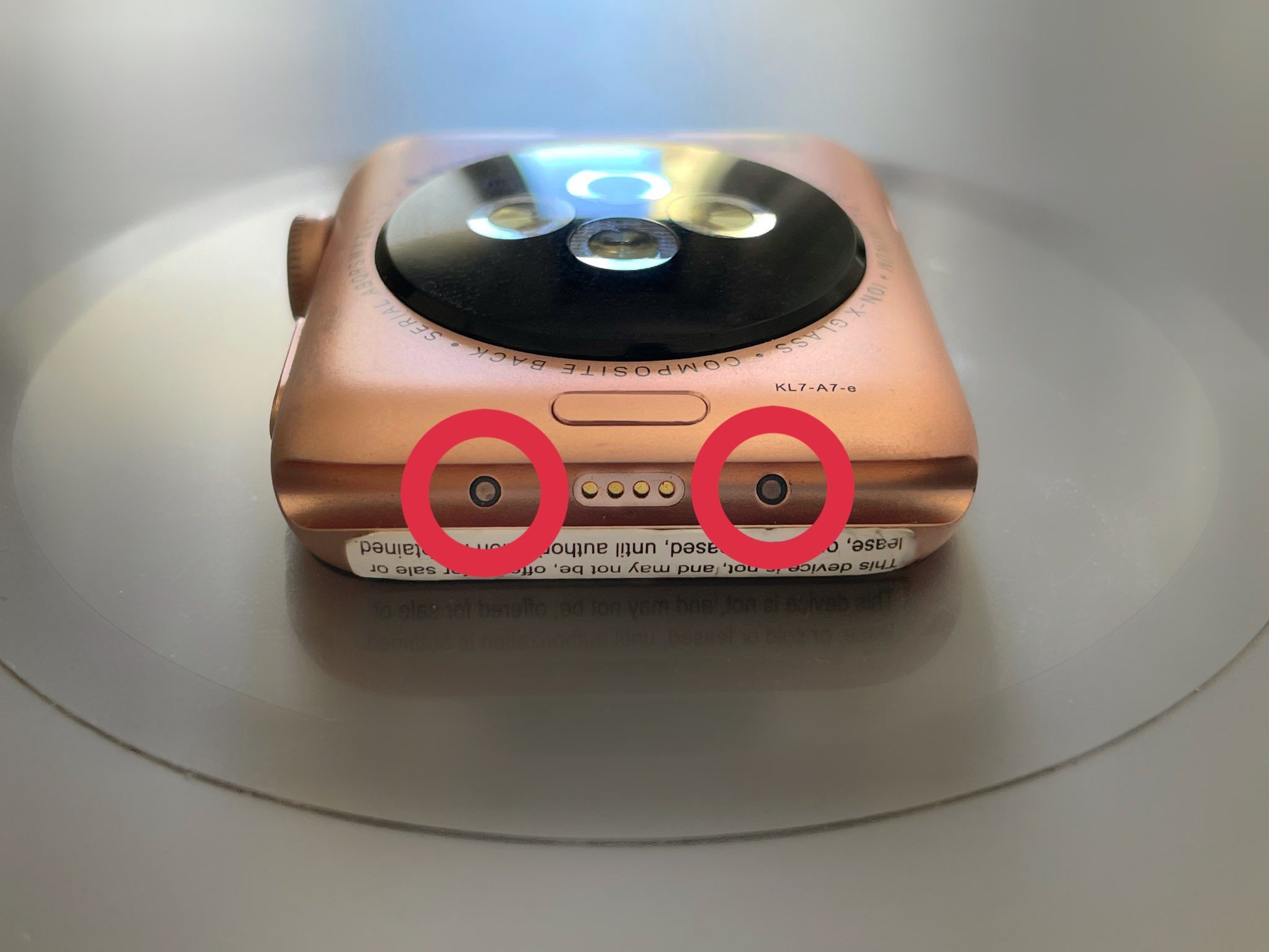 Apple Watch Series 3 prototype met Smart Connector.