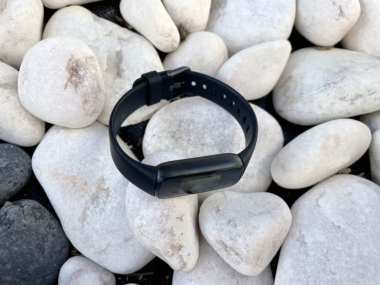Fitbit Luxe op stenen