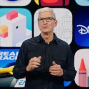 Tim Cook met App Store appiconen tijdens WWDC 2021