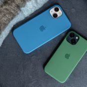 iPhone 13 en iPhone 13 mini in hoesjes.