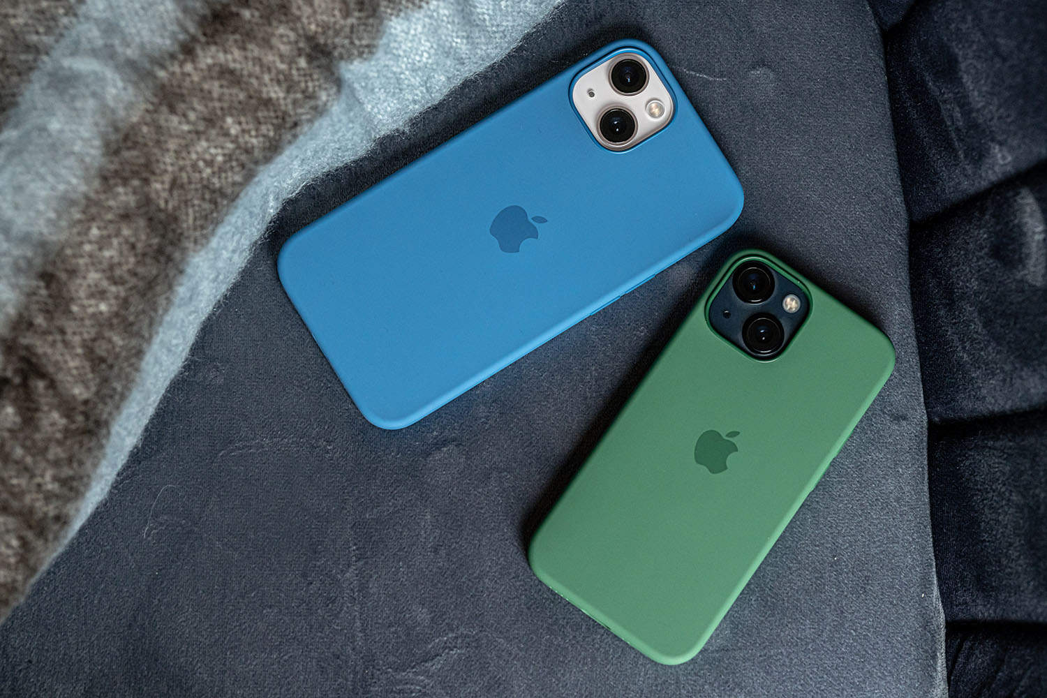 iPhone 13 en iPhone 13 mini in hoesjes.