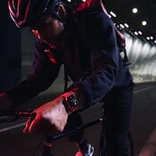 Man met fiets en Apple Watch Series 7