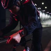 Man met fiets en Apple Watch Series 7