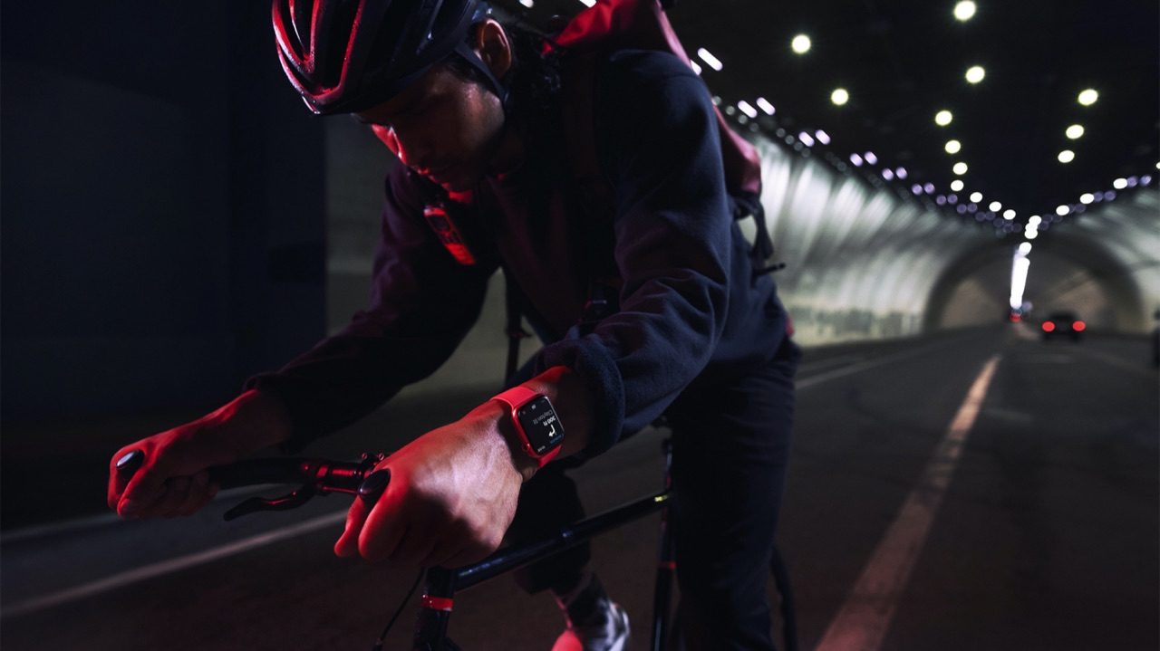 Man met fiets en Apple Watch Series 7