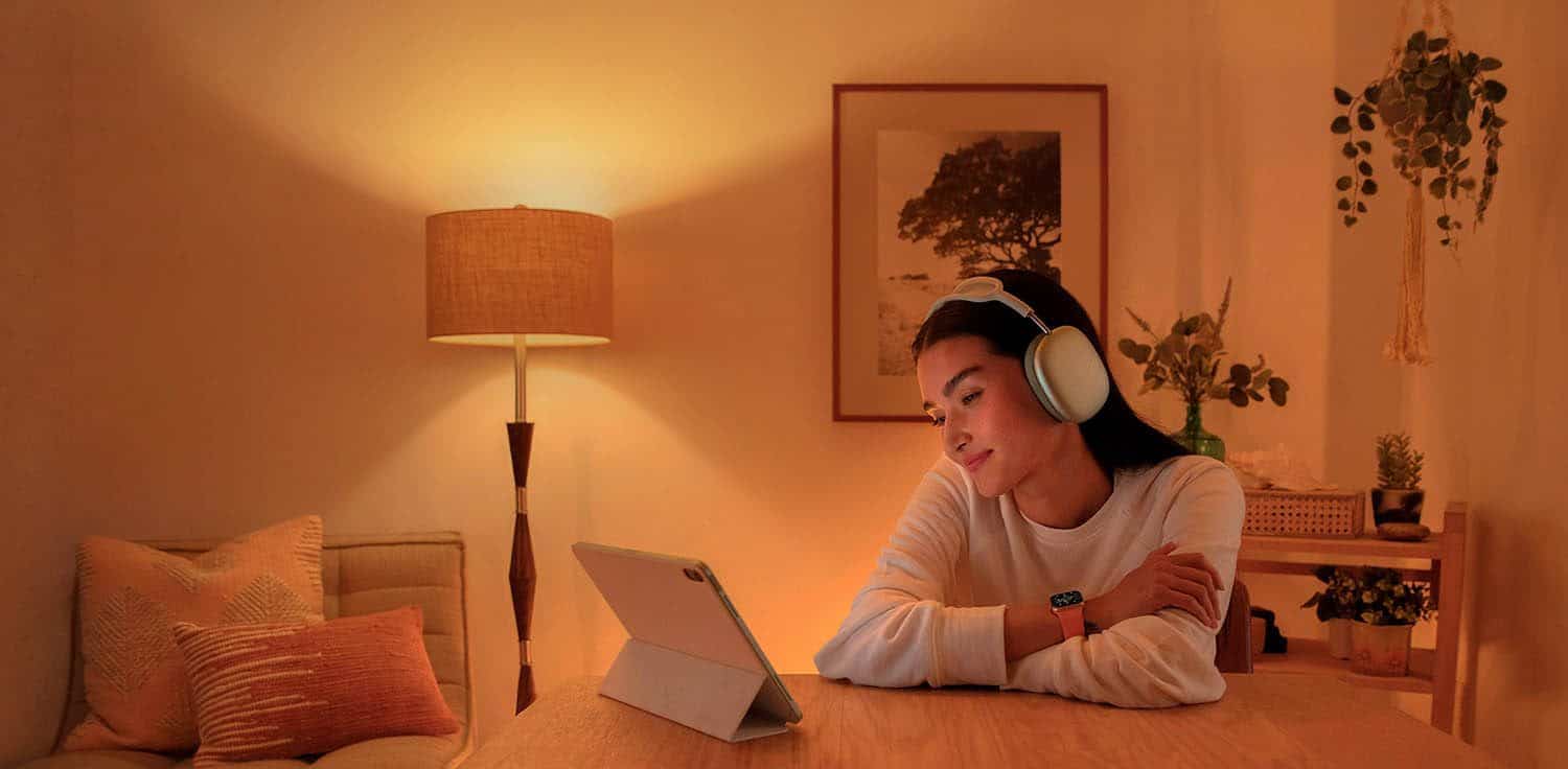 Vrouw kijkt video op iPad met AirPods Max