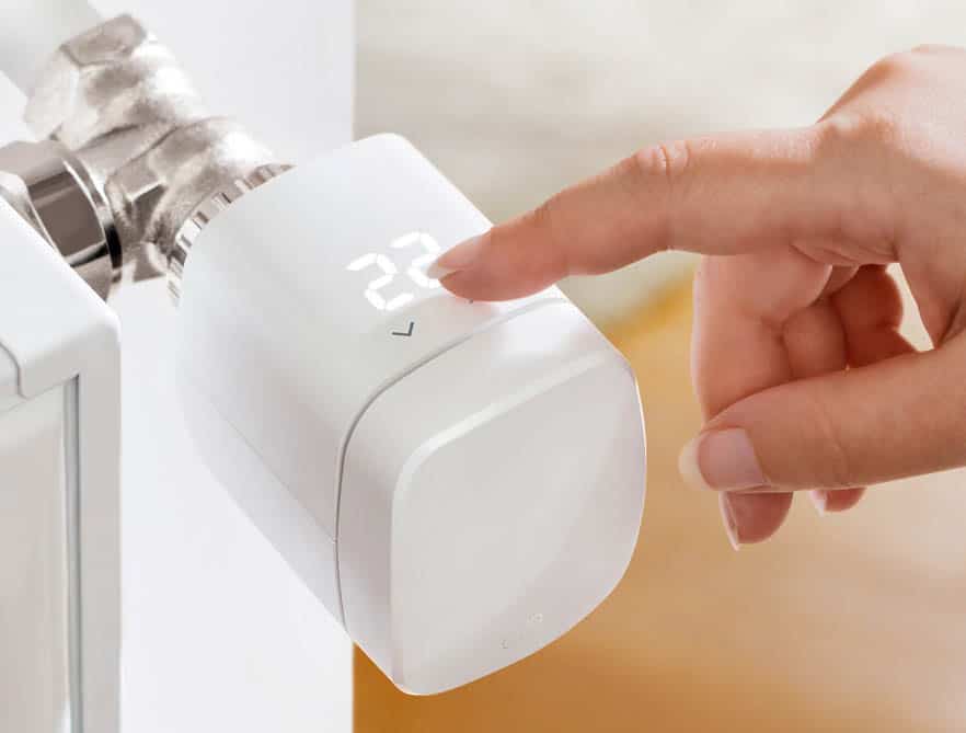 Eve Thermo 2020 met hand