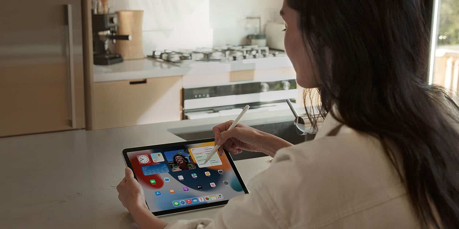Vrouw met iPad mini in keuken