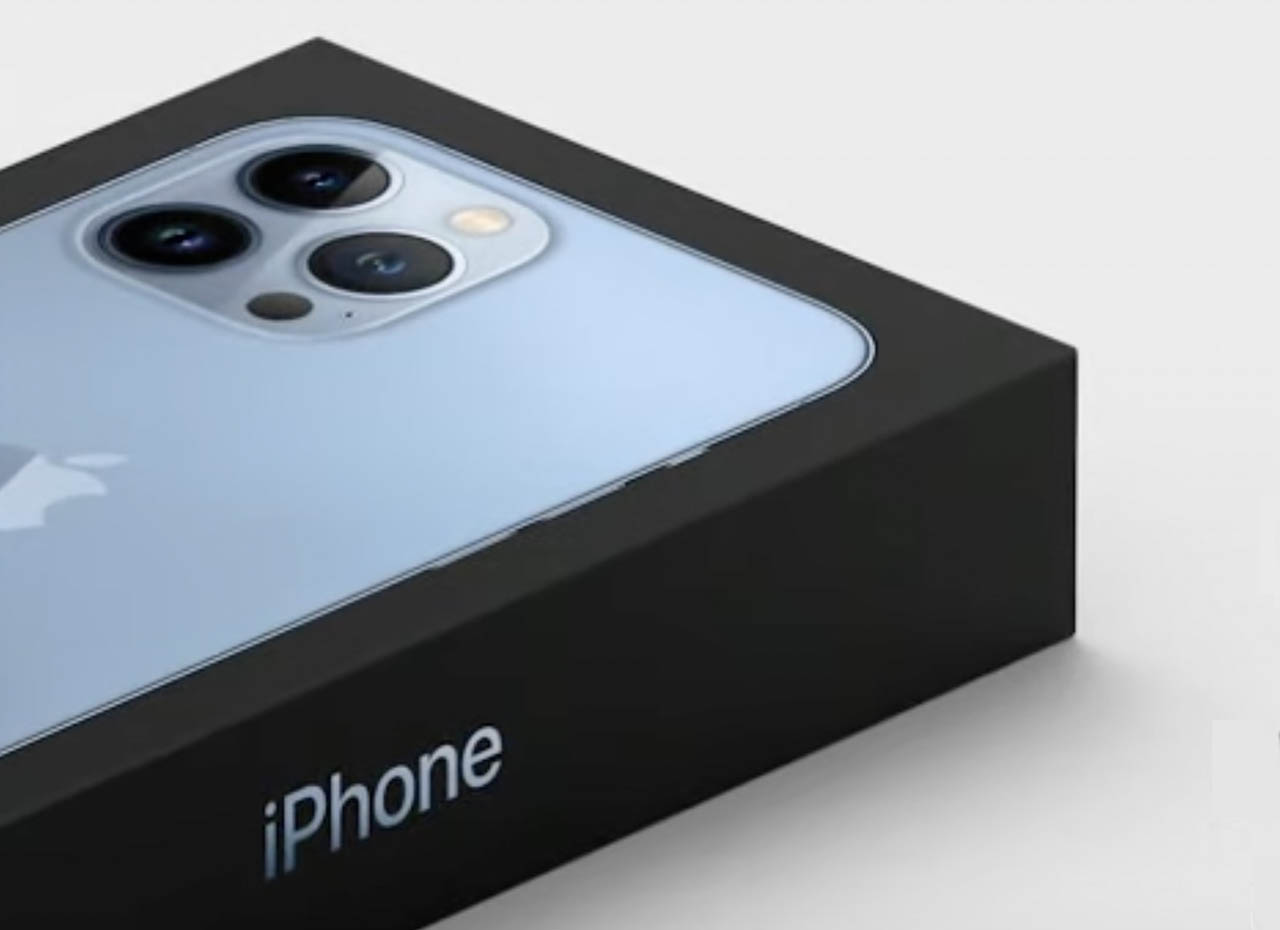 iPhone 13 box