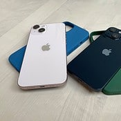 iPhone 13 met gekleurde hoesjes.