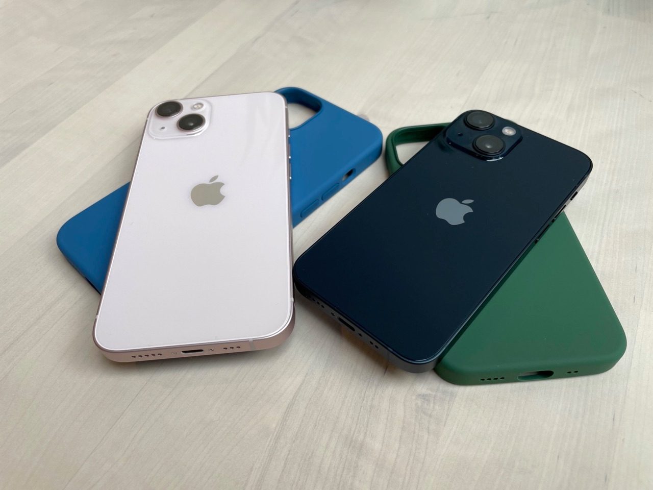 iPhone 13 met gekleurde hoesjes.