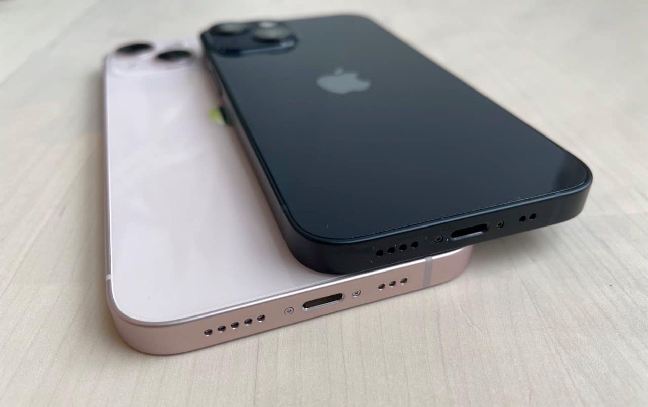 Onderkant van iPhone 13 en iPhone 13 mini met aluminium behuizing.