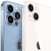 iPhone 13 Pro en iPhone 13 aan de achterkant in Sierra Blue en Sterrenlicht.