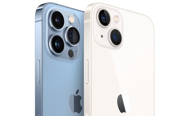 iPhone 13 Pro en iPhone 13 aan de achterkant in Sierra Blue en Sterrenlicht.