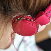 Vrouw met T-Mobile-roze hoofdtelefoon