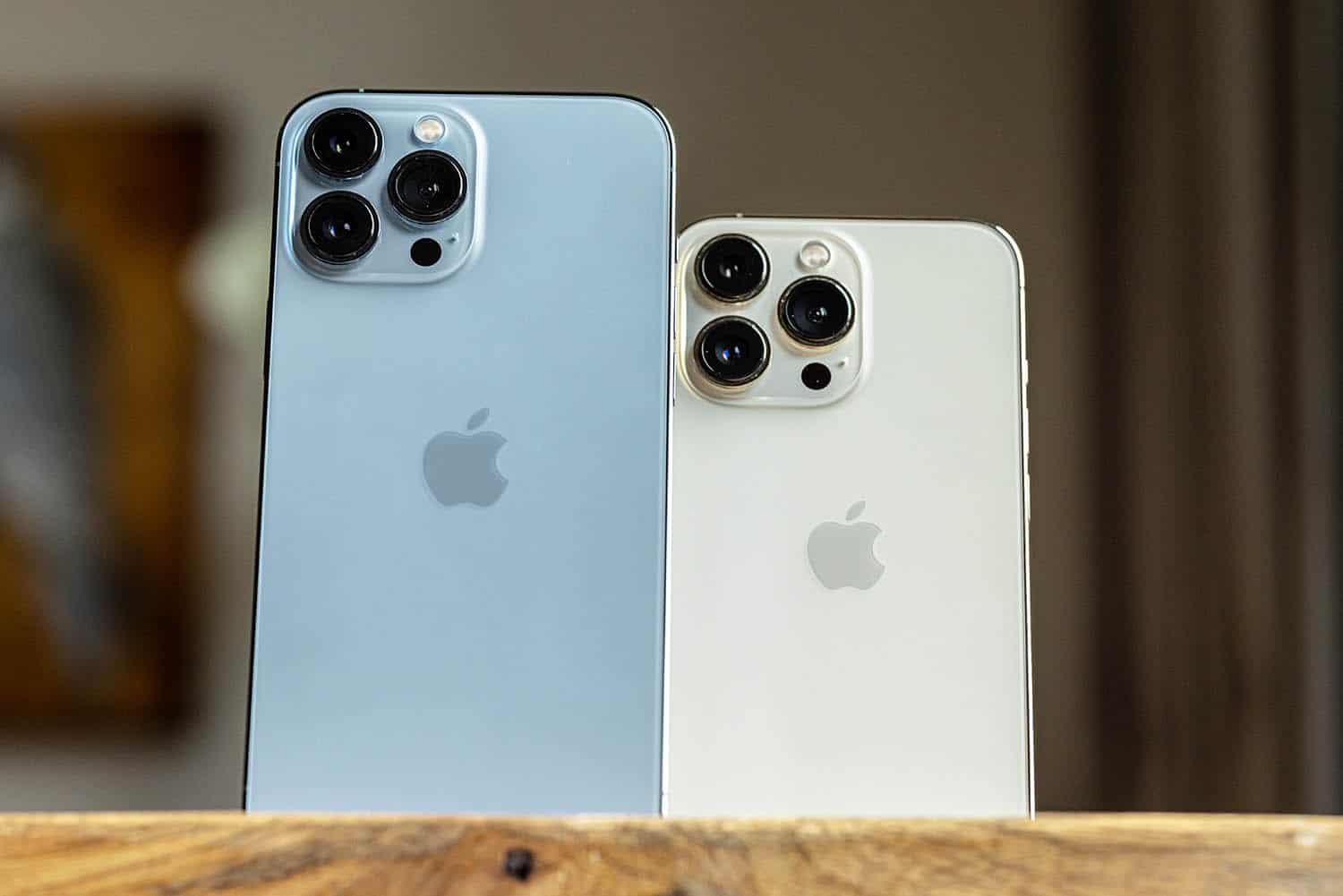 iPhone 13 Pro Max blauw en IPhone 13 Pro in goud