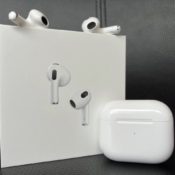 AirPods 3 met doosje en verpakking.