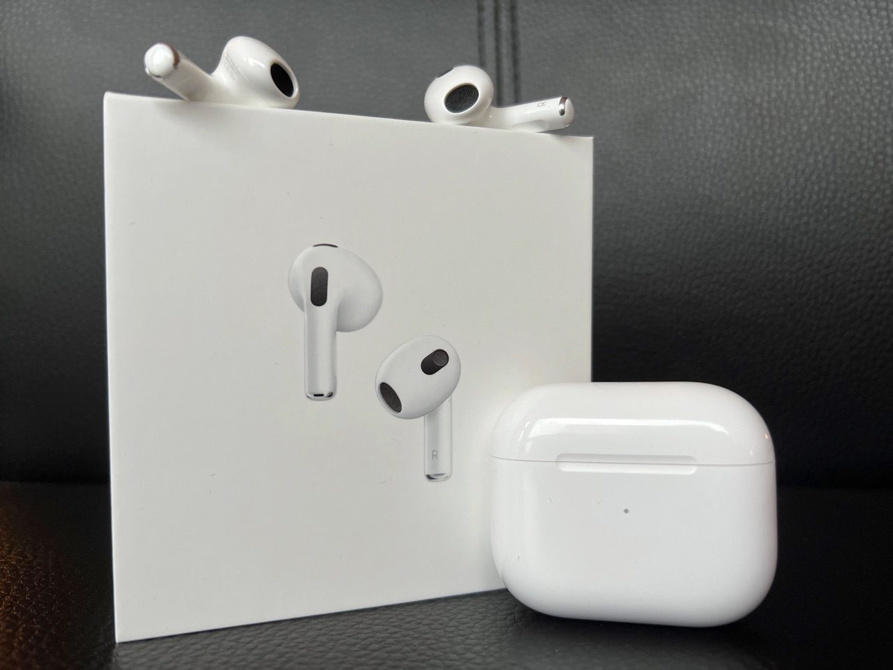 AirPods 3 met doosje en verpakking.