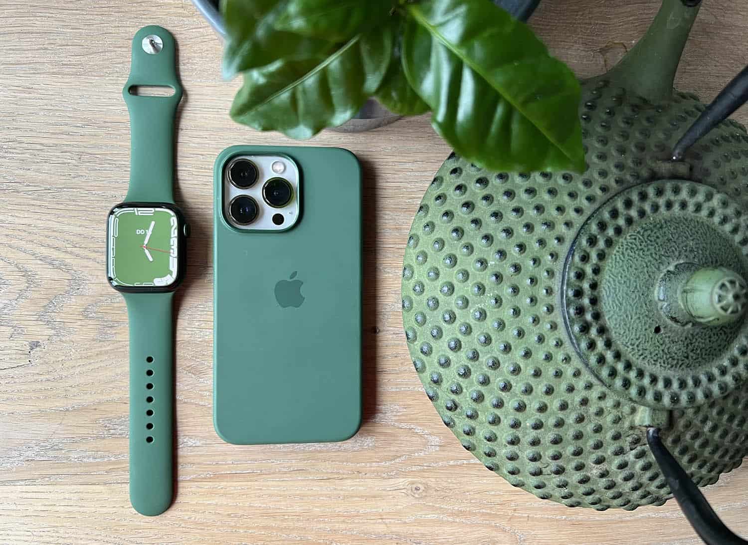 Apple Watch Series 7 review: groene accessoires op tafel