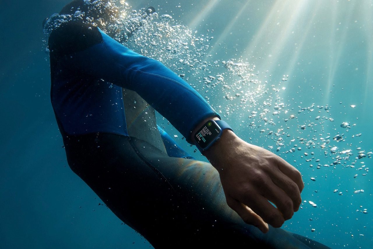 Apple Watch Series 7 tijdens het zwemmen.