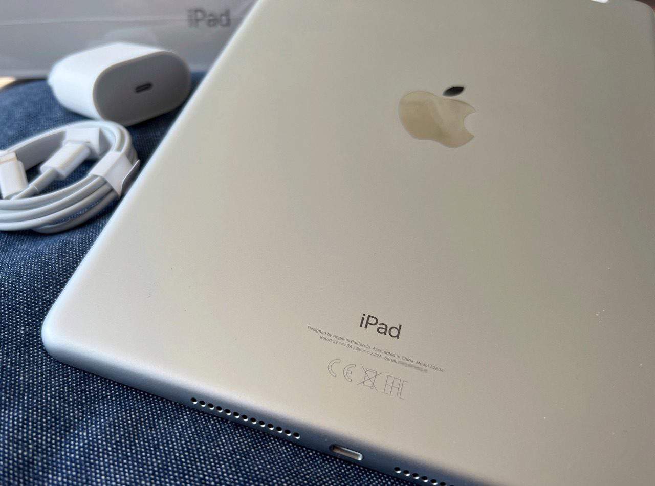 iPad 2021 review: achterkant met Lightning.