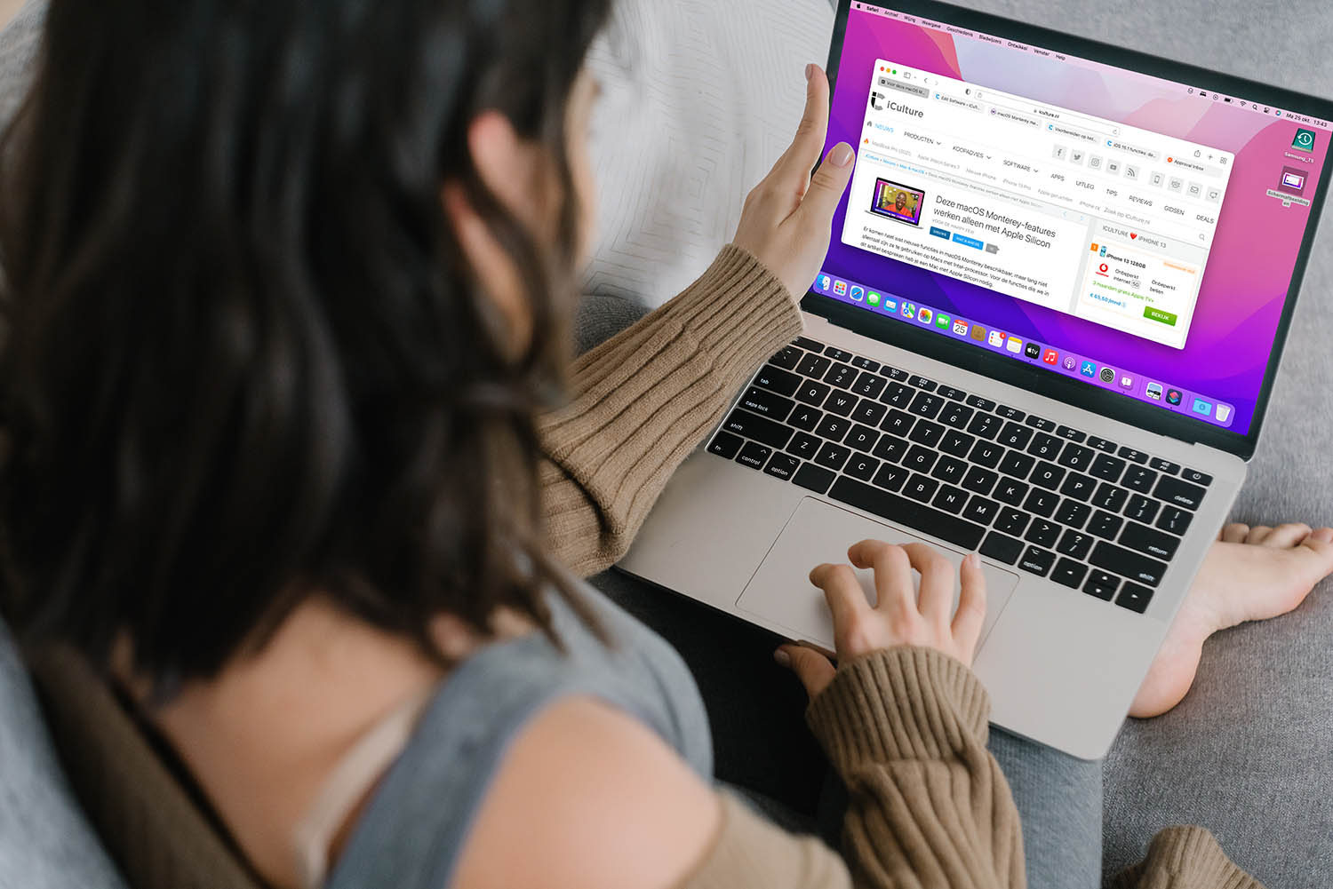 Monterey review: vrouw met MacBook