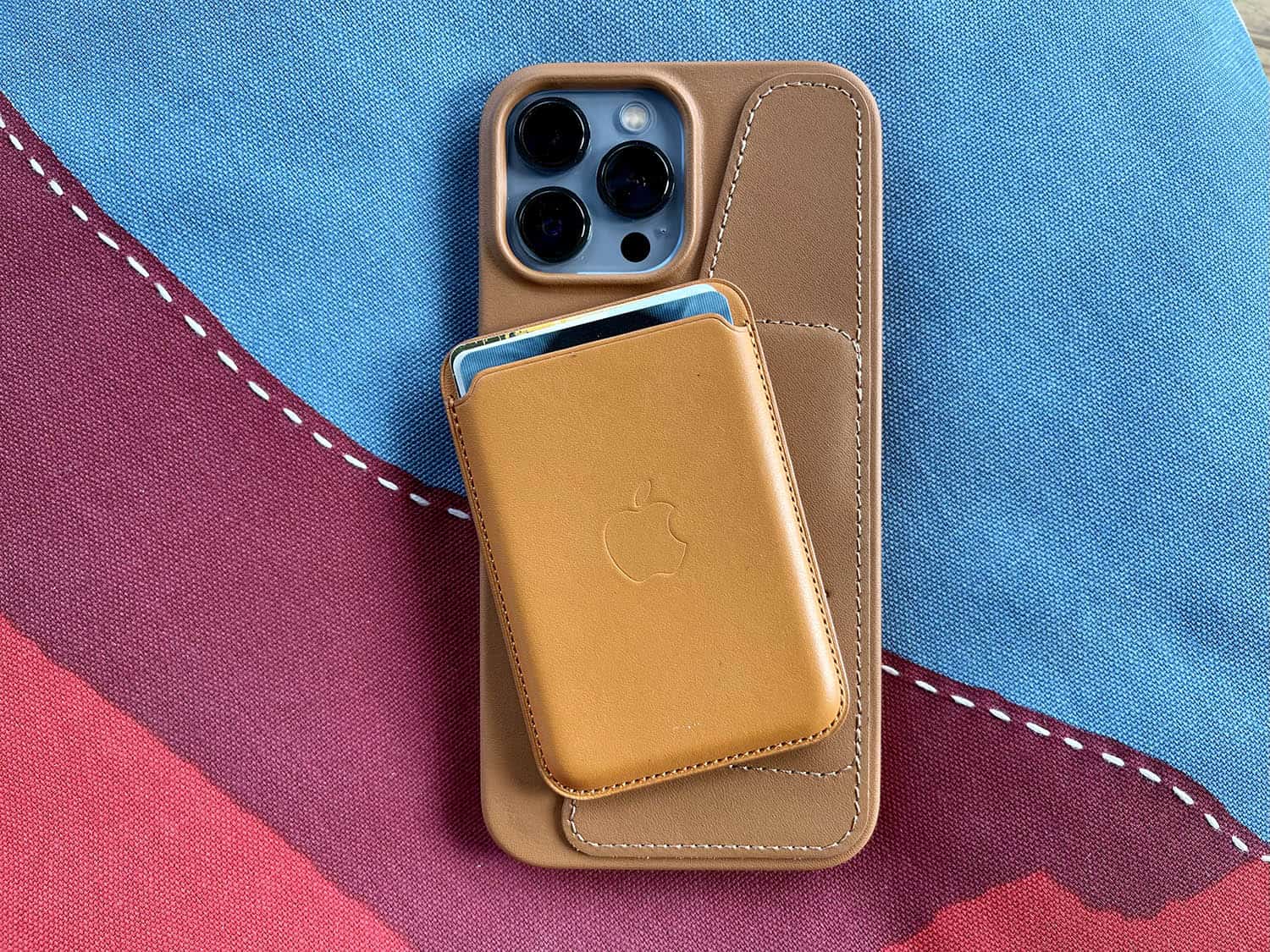 Mujjo iPhone 13-hoesje in de kleur Tan, met Apple's Wallet in Goudbruin.