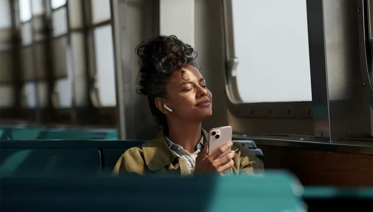 Vrouw met AirPods en iPhone 13.