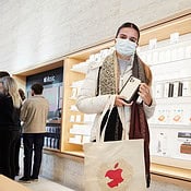 Vrouw met iPhone in Apple Bagdat Apple Store in Istanbul, Turkije