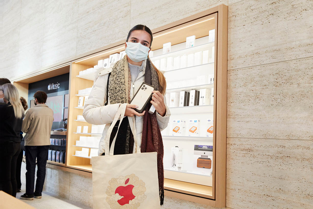 Vrouw met iPhone in Apple Bagdat Apple Store in Istanbul, Turkije