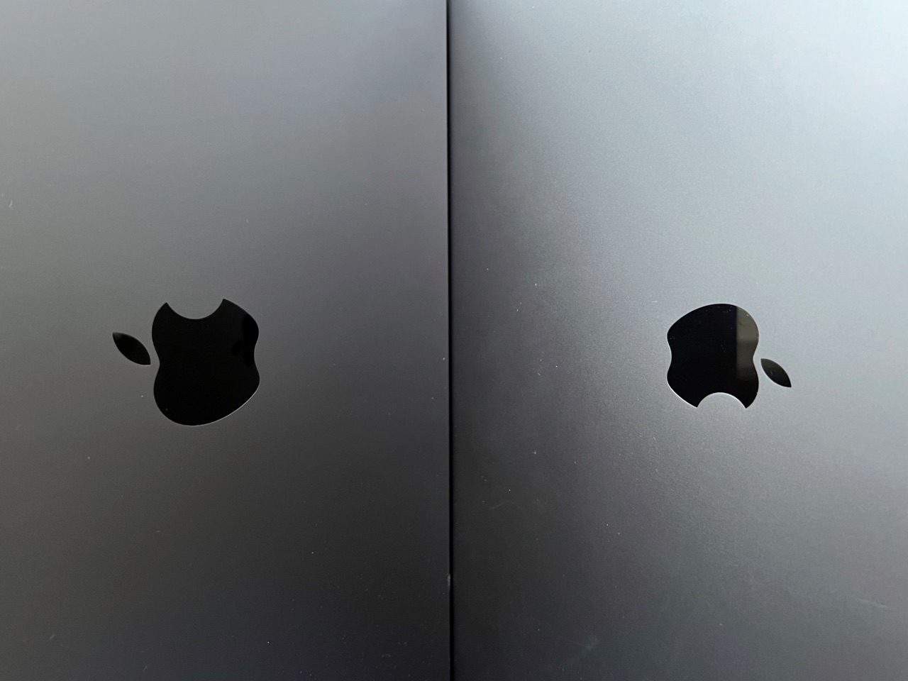 MacBook Pro 2021 review: Apple logo op 2021-model vs 2017-model.