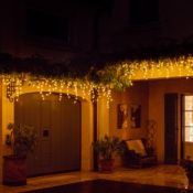 Twinkly HomeKit kerstverlichting ijspegels aan een gevel.