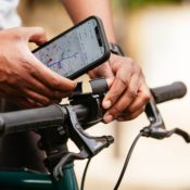 Fietshouders voor iPhone: zo hou je je handen aan het stuur!