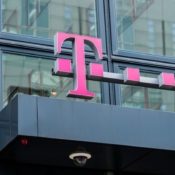 T-Mobile logo op hoofdkantoor.