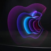 Apple-event maart 2022: logo op podium.