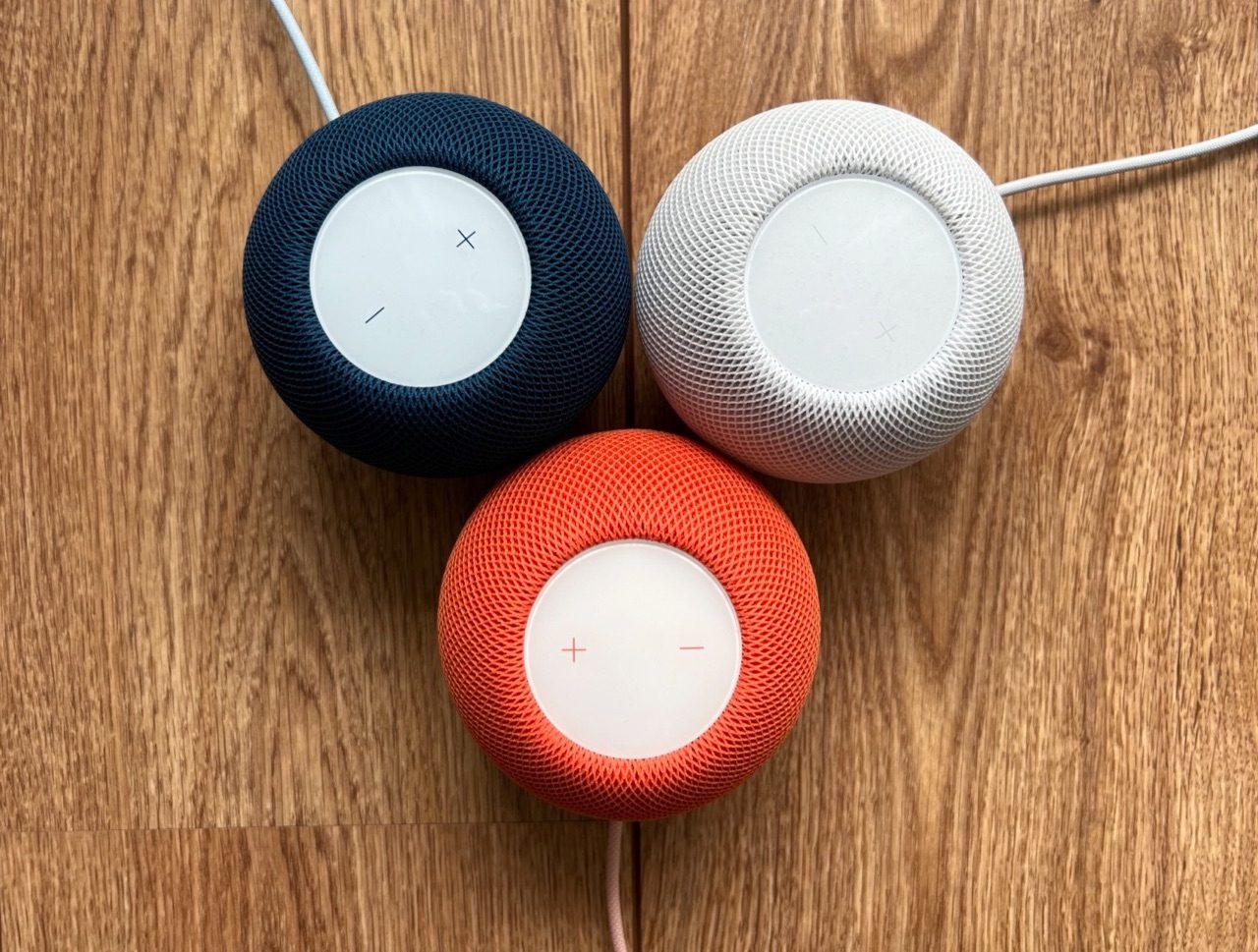 HomePod mini review in meerdere kleuren.