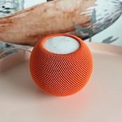 HomePod mini review in oranje.