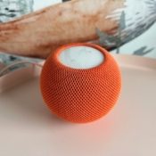 HomePod mini review in oranje.