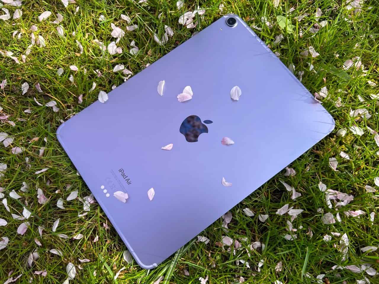iPad Air 2022 review: achterkant met blaadjes.