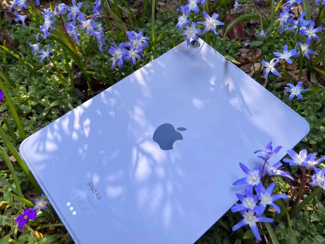 iPad Air 2022 review met bloemetjes.